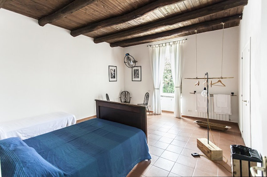 Deluxe room — bedroom with blue bed and wooden beams at The Church B&B Naples